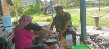  Bersama Warga, Satgas TMMD 110 Bojonegoro Siapkan Santan Untuk Bahan Gethuk